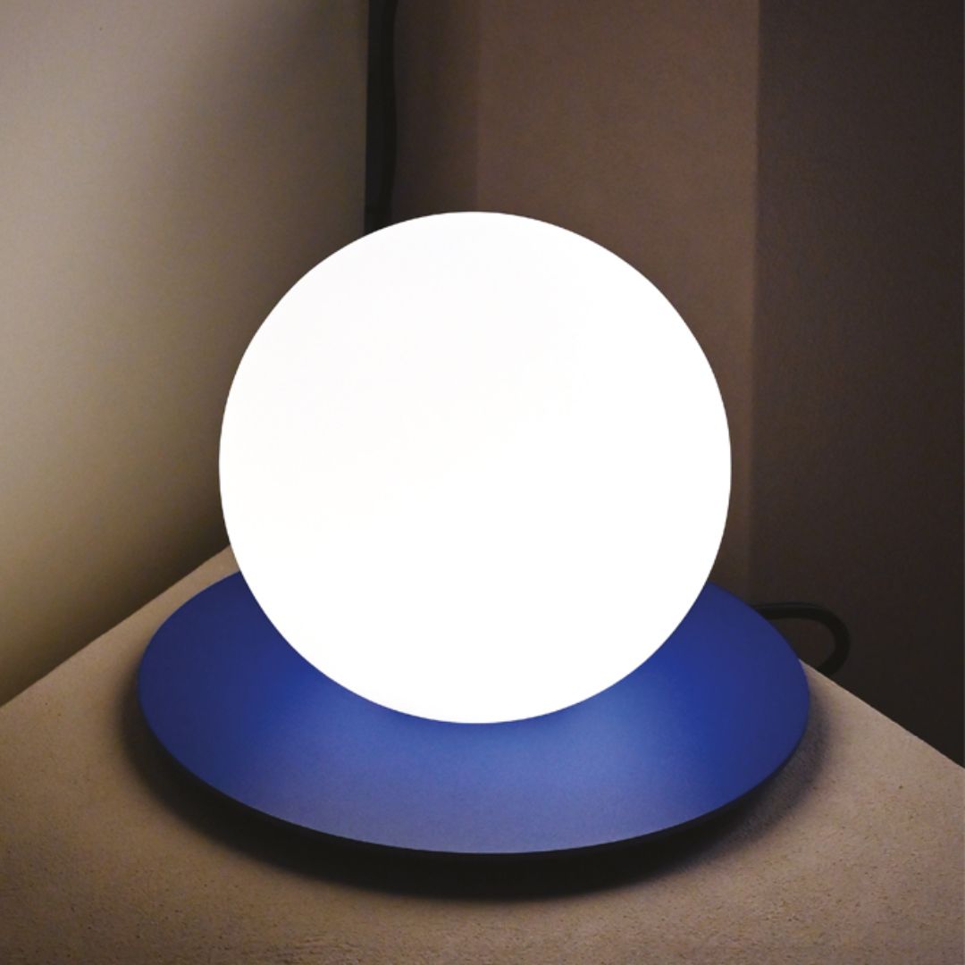 photo1.jpgKiss table